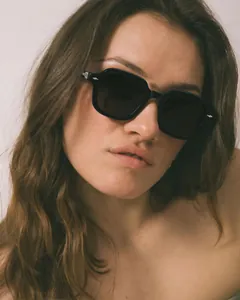 Détail de lunettes de soleil carrées vintage avec charnières à flèche argentée sur les branches