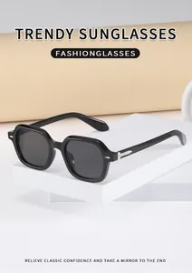 Détail de la charnière flèche argentée sur lunettes de soleil carrées noires