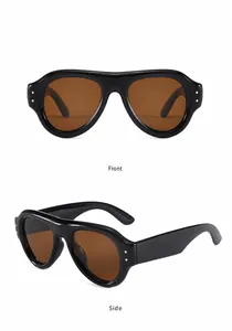 Detailansicht der schwarzen Sonnenbrille mit Teegläsern und goldenen Metallnieten