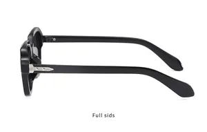 Vue détaillée latérale de lunettes de soleil carrées noires avec décor de flèche en argent