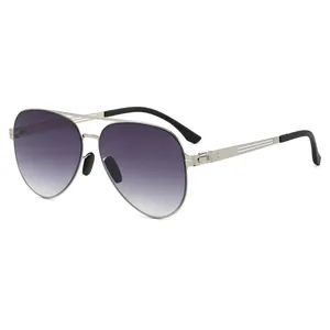 Lunettes de soleil aviateur en métal argenté avec verres dégradés violets et double pont