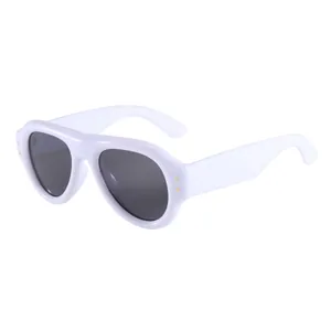 Modische weiße Sonnenbrille mit dickem Rahmen, Goldnieten und dunklen Gläsern