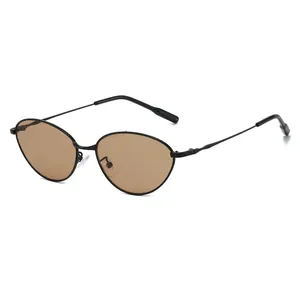Lunettes de soleil ovales rétro avec monture fine en métal noir et verres marron à 45 degrés
