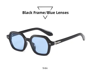 Seitenansicht der Retro-Sonnenbrille mit schwarzem Rahmen und hellblauen Gläsern