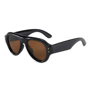 Schicke schwarze Oversize-Pilotensonnenbrille mit Goldnieten und braun getönten Gläsern