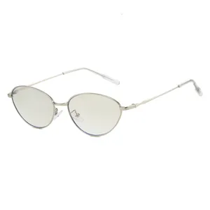 Lunettes de soleil ovales œil-de-chat avec monture fine en métal doré champagne