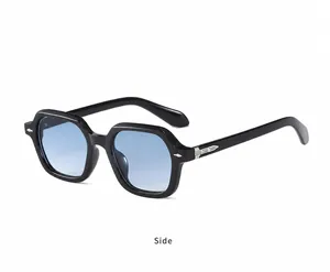 Seitenansicht der Retro-Sonnenbrille in Schwarz mit blauem Verlauf und Silbernieten