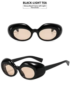 Détail de lunettes de soleil ovales rétro avec monture noire et verres thé clair