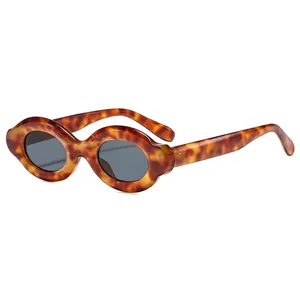 Occhiali da sole ovali retrò tartarugati con lenti grigio scuro in stile leopardato