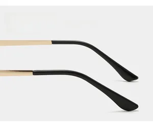 Détail des branches de lunettes de soleil en métal doré avec bouts antidérapants