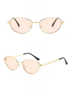 Vues de face et de côté à 45 degrés des lunettes de soleil ovales en métal doré et champagne