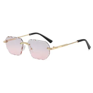 Moderne randloze polygoon zonnebril met roze gradiënt glazen en goud metalen montuur