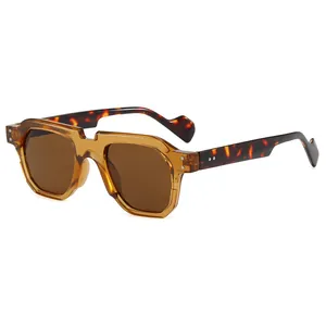 Occhiali da sole vintage squadrati color ambra con stanghette tartarugate e borchie argento