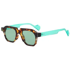 Occhiali da sole squadrati vintage tartarugati con stanghette ondulate verde menta e lenti verdi