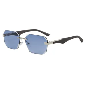 Occhiali da sole quadrati senza montatura con lenti blu e stanghette effetto legno in vista laterale