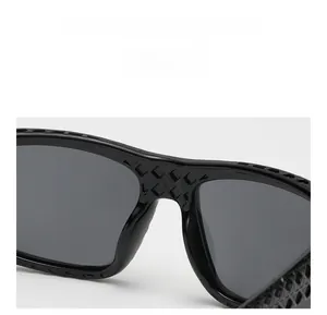 Détail de lunettes de soleil noires avec un pont au design maillé géométrique unique