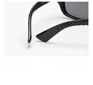 Détail de la branche de lunettes noire brillante avec motif cannage 3D sophistiqué