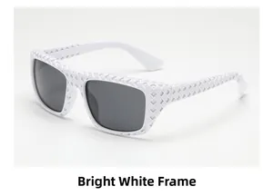 Détail de la monture blanche brillante des lunettes de soleil avec texture géométrique 3D