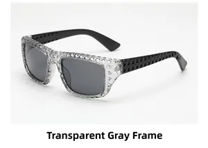 Détail de la monture gris transparent avec motif 3D en diamant sur les lunettes