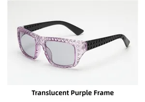 Vue détaillée de lunettes de soleil violettes transparentes avec motif 3D en losange