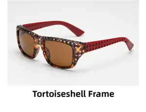 Détail de lunettes de soleil à monture écaille et branches rouges texturées