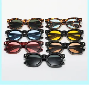 Collection de lunettes de soleil carrées rétro avec détails flèche dorée multicolore