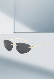 Detail der randlosen Y2K Sonnenbrille mit goldenen Metallbügeln und grauen Gläsern