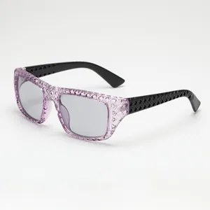 Lunettes de soleil carrées violettes à motif 3D cannage et verres gris élégants