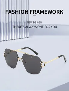 Detail einer randlosen Pilotenbrille mit goldenem Metallsteg und sechseckigen Gläsern