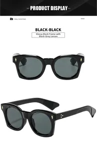 Vue détaillée de lunettes de soleil carrées noires avec accents dorés et rivets étoiles