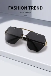 Detail der randlosen Pilotensonnenbrille mit goldenem Metallsteg und sechseckigen Bügeln