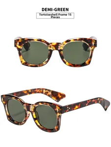Vue détaillée de lunettes de soleil carrées rétro écaillées avec verres vert foncé et rivets