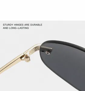 Detaillierte Makroansicht robuster goldener Metallscharniere der randlosen Y2K-Sonnenbrille