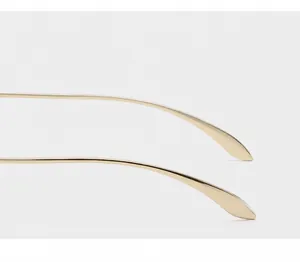Detail der geschwungenen goldenen Metallbügel der Y2K-Brille für rutschfesten Komfort
