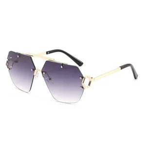 Randlose Pilotensonnenbrille mit lila Verlaufsgläsern und goldenem Doppelsteg-Metallrahmen