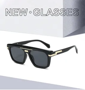Détail de lunettes de soleil carrées oversize avec décorations en métal doré
