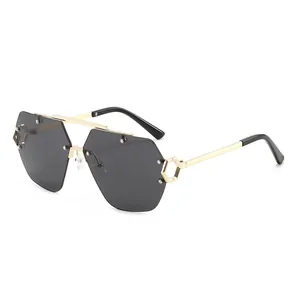 Moderne randlose Pilotensonnenbrille mit goldenem Doppelsteg und grauen Hexagon-Gläsern