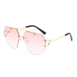 Randlose Pilotensonnenbrille mit rosa Verlaufsgläsern und goldenem Doppelsteg-Metallrahmen