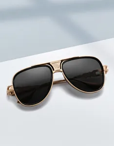 Detail der Pilotenbrille mit goldenem Metallrahmen und strukturiertem Doppelsteg