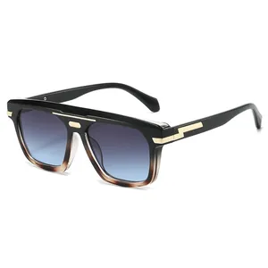 Lunettes de soleil carrées rétro, monture écaille, verres dégradés bleus et détails dorés