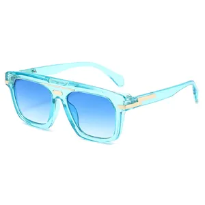 Lunettes de soleil carrées bleues transparentes avec détails dorés en vue de 45 degrés