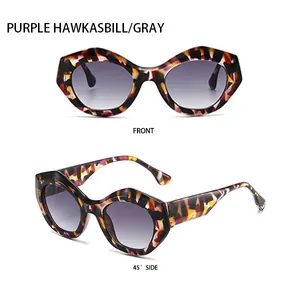 Detalle de gafas de sol poligonales de carey púrpura con lentes grises degradadas