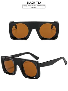 Detalle de gafas de sol cuadradas negro brillante con lentes de color té y marco