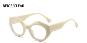 Vista detallada de gafas de sol ovaladas beige con montura gruesa y lentes claras