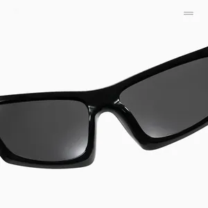 Gros plan détaillé des lunettes de cyclisme polarisées noires avec monture enveloppante Y2K