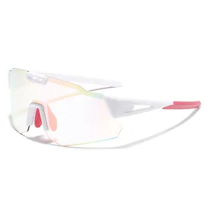 Occhiali da ciclismo bianchi con grandi lenti colorate e gommini rosa per lo sport