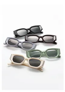 Vue détaillée de lunettes rectangulaires avec clous métalliques et montures brillantes colorées