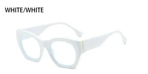 Vista detallada de gafas de sol blancas cat-eye con bisagras doradas y montura gruesa