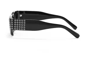 Vue détaillée des lunettes de soleil carrées noires avec rivets en métal sur les branches