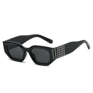 Lunettes De Soleil Carrées Rétro Pour Femmes Décoration De Rivets Métalliques Verres PC Protection UV400 Punk Mode